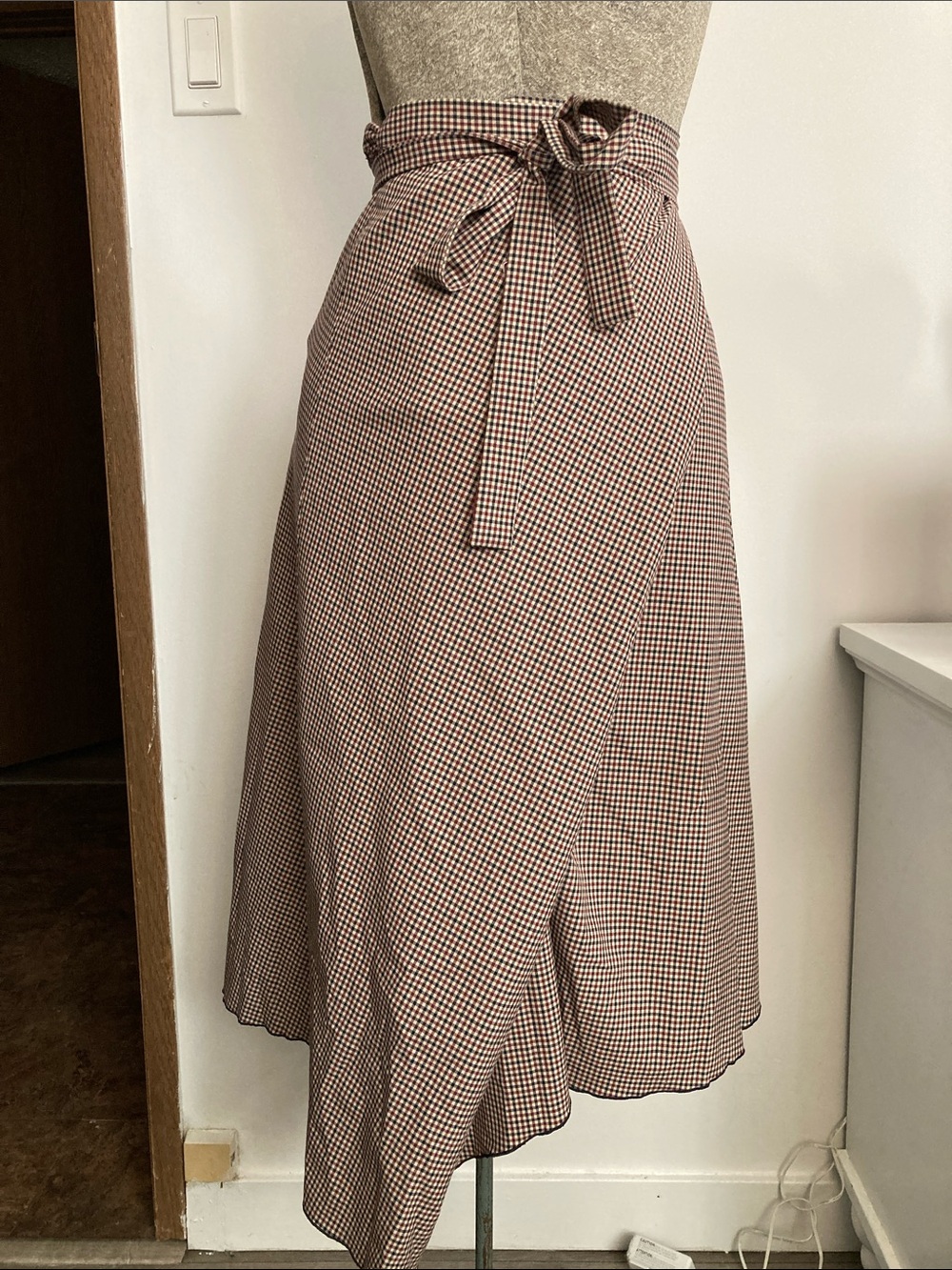 Wilfred Aritzia Black, Rust, and Cream Gingham Midi Skirt
